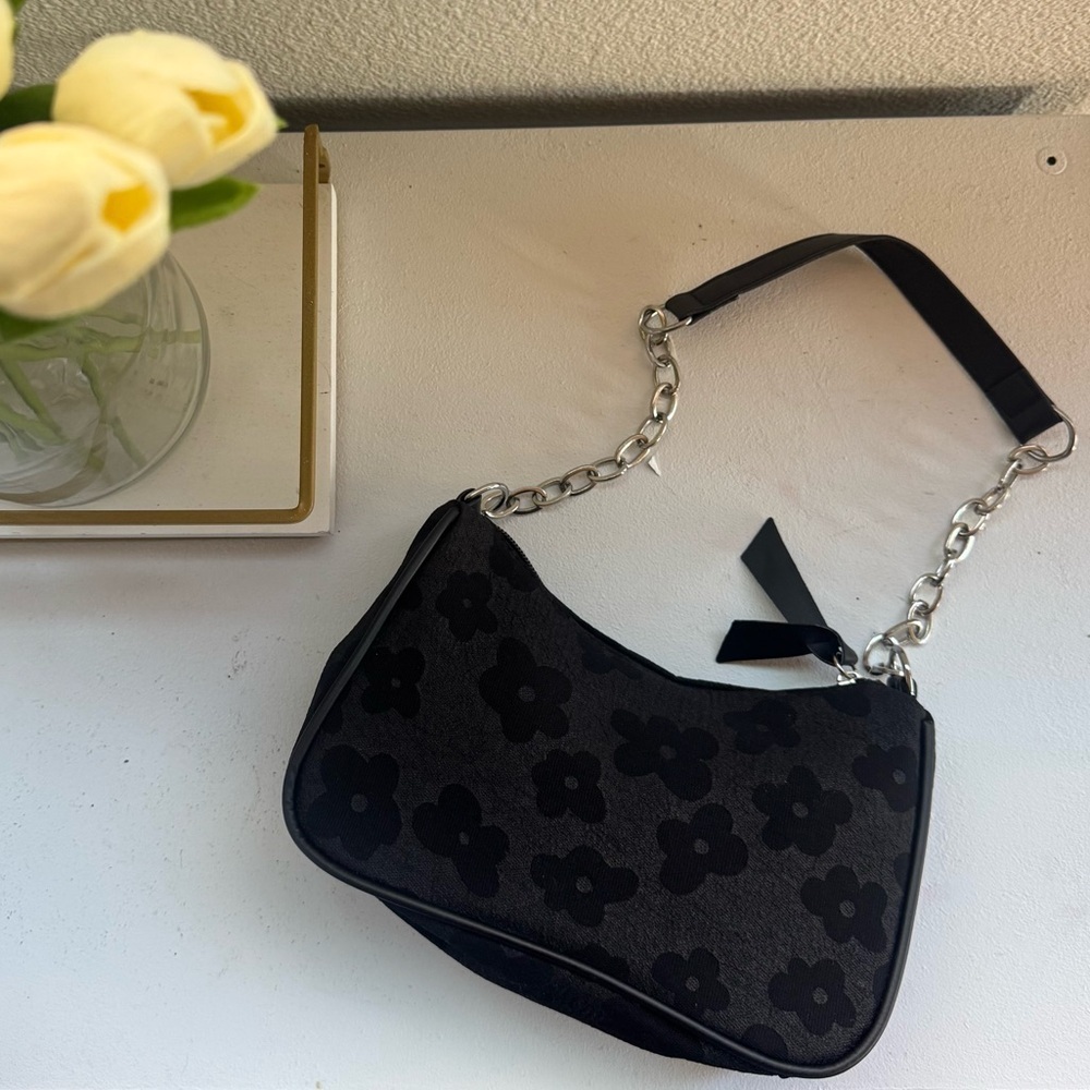 Trendy floral print shoulder bag with silver chain in Black | NWT - Picture 3 of 9